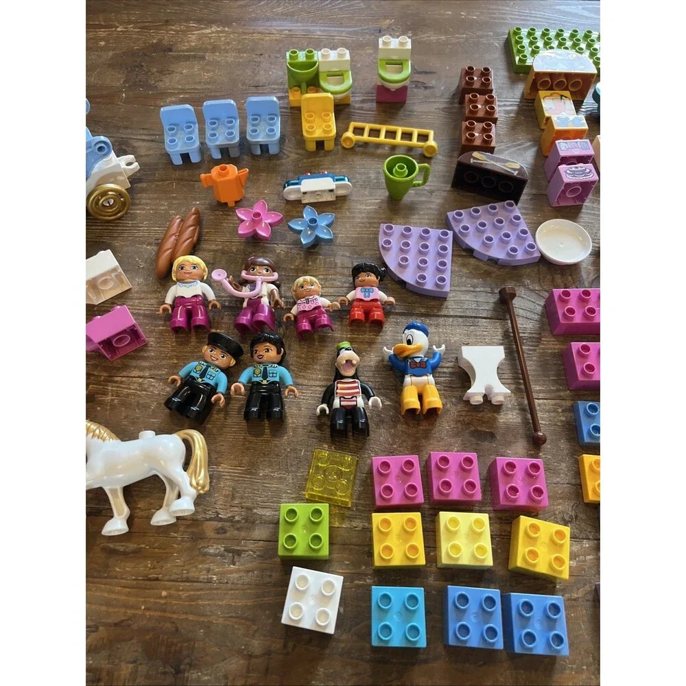Lego Duplo Lot Disney, Carriage, Doors, Windows, Beds, Flowers, Chairs 110+ Lot